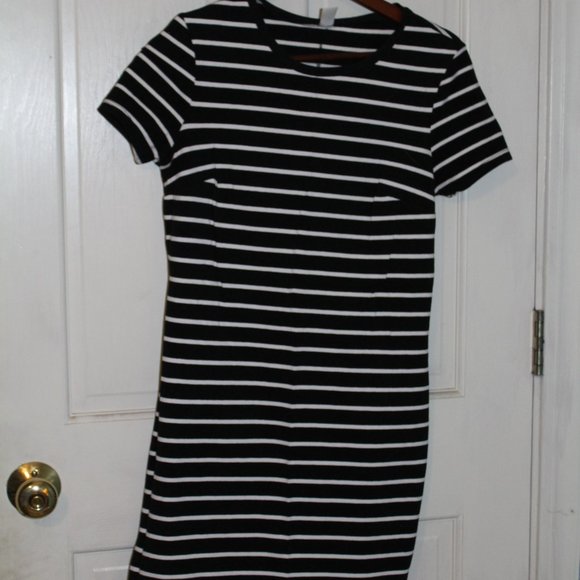BLACK & WHITE STRIPED T-SHIRT DRESS - OLDNAVY SIZE SMALL - Picture 4 of 7